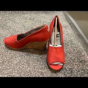Toms Michelle Wedge, size 10, BNWT- never worn. Coral color.